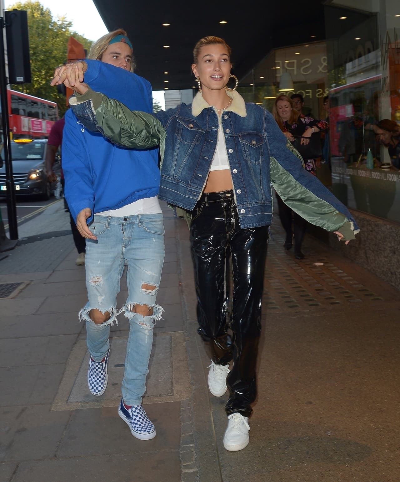 Justin Bieber intentó llegar al altar con
<b><a href="https://www.univision.com/entretenimiento/escapada-romantica-lo-que-sabemos-del-viaje-a-jamaica-de-justin-bieber-y-selena-gomez-fotos"> su ex, Selena Gómez</a>, </b>pero su relación con ella terminó en marzo y dos meses después él se dio cuenta de que no podía dejar escapar a Hailey.