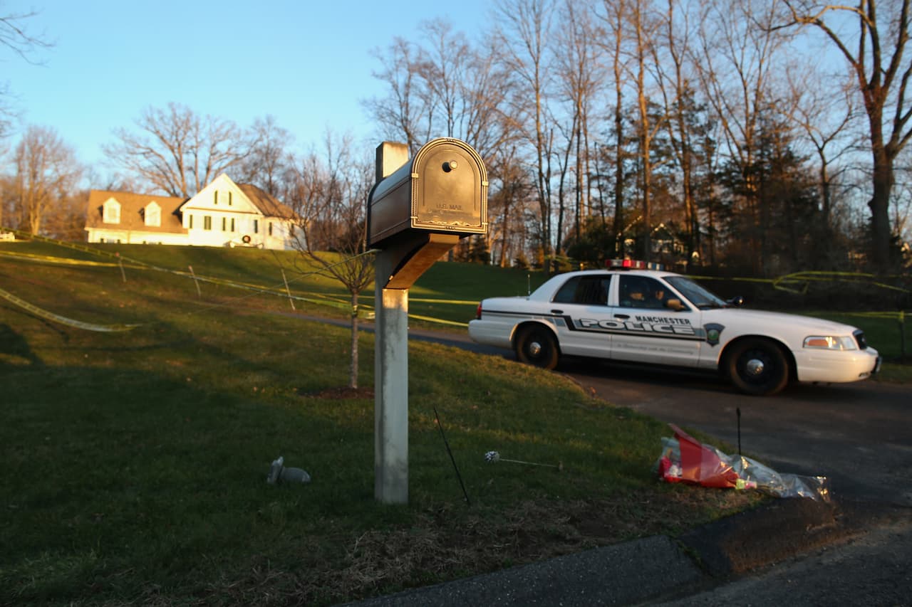 Le disparó a su esposa en la cabeza, se acostó junto a ella y luego se quitó la vida: investigan el caso