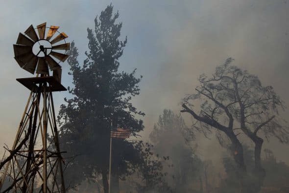Los efectos de las partículas de humo afectan los ojos e irritan las vías respiratorias provocando dificultad para respirar; sobre todo para aquellas personas que tienen enfermedades pulmonares crónicas, como el asma o la enfermedad pulmonar obstructiva crónica. Fuente : Entravision San Diego