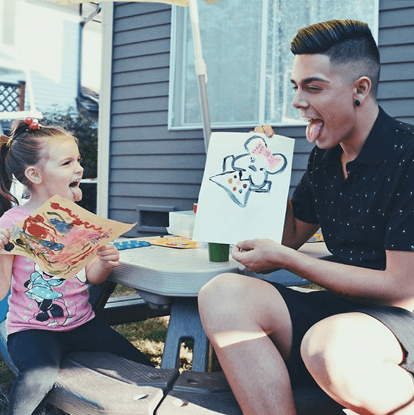 Al igual que los otros chicos, este joven quiere conquistar al mundo con su música.