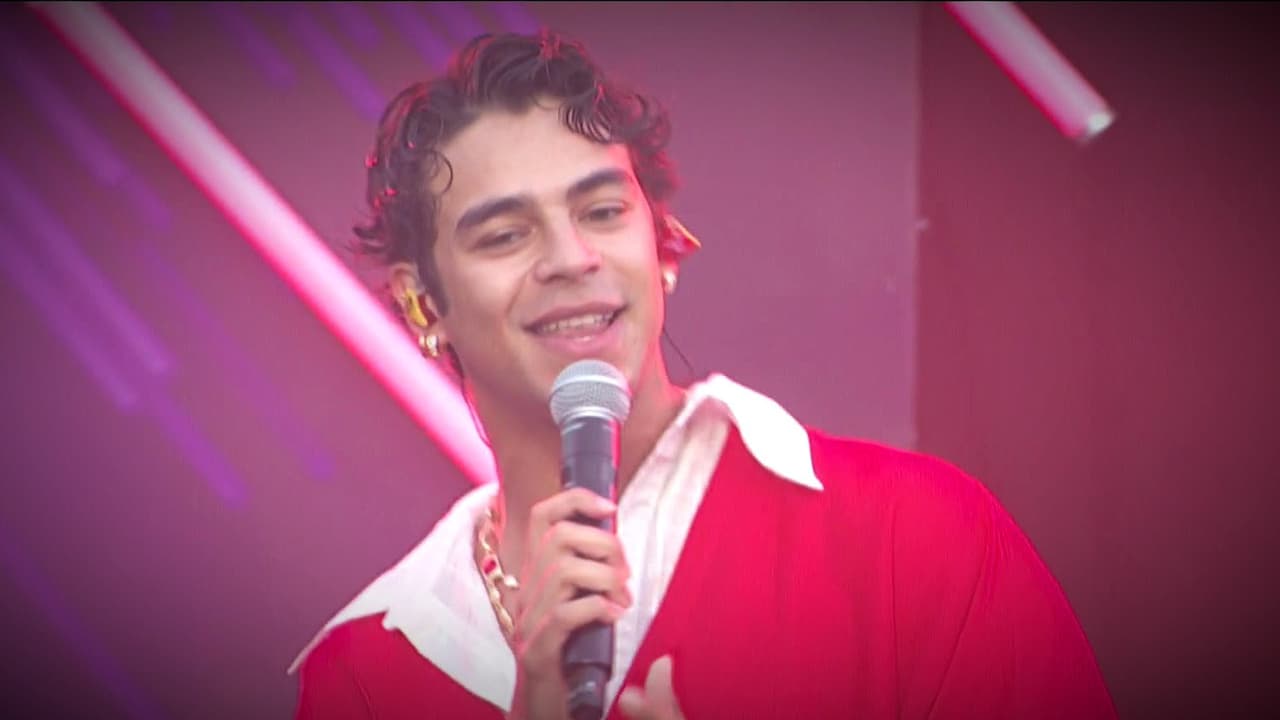 Robi lleva a todos a un vibrante 'BRRREAK!' en Noche de Estrellas de Premios Juventud