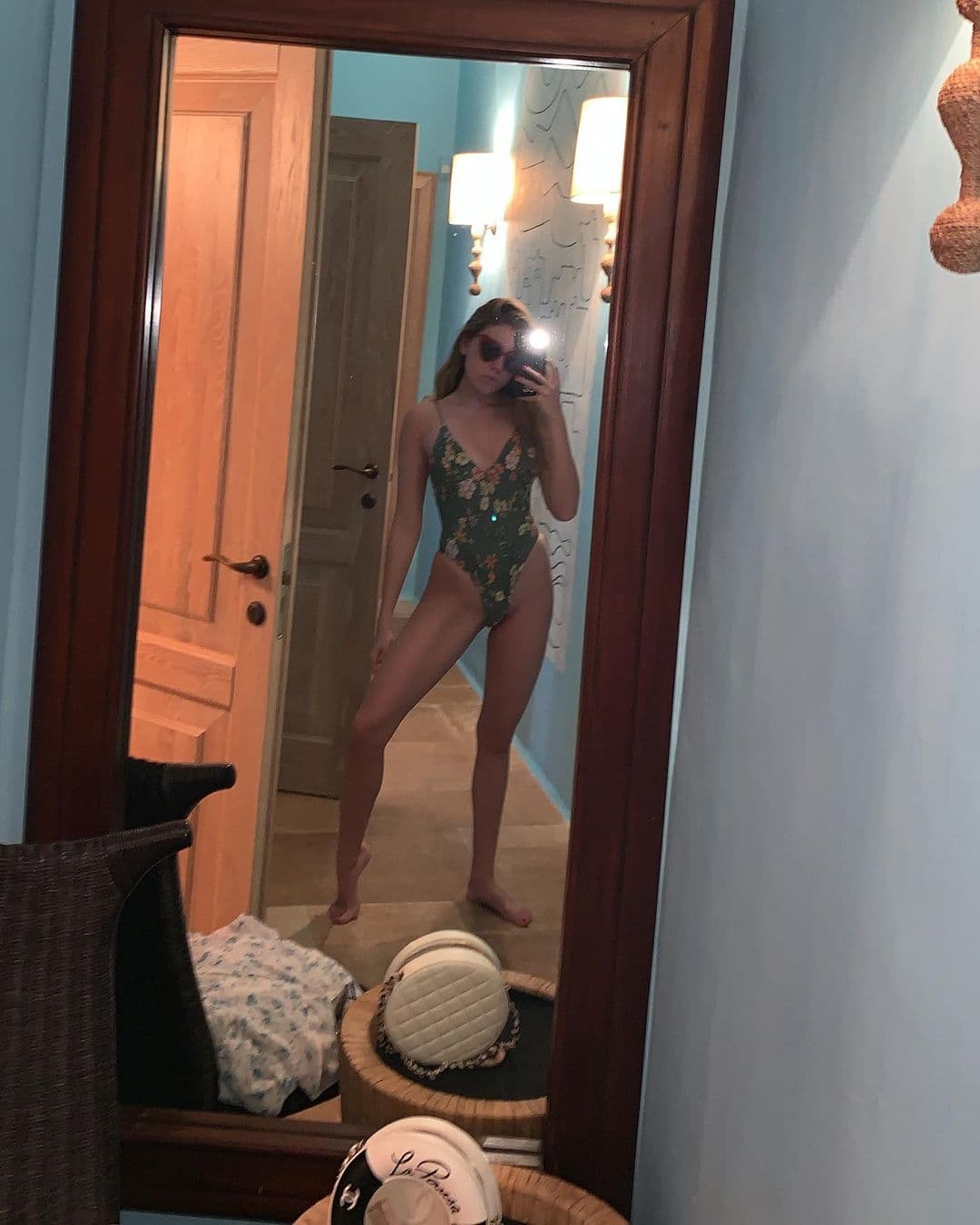 Se trata de esta instantánea en la que 
<b>aparece de cuerpo entero en un bañador</b> verde con impresión de flores.