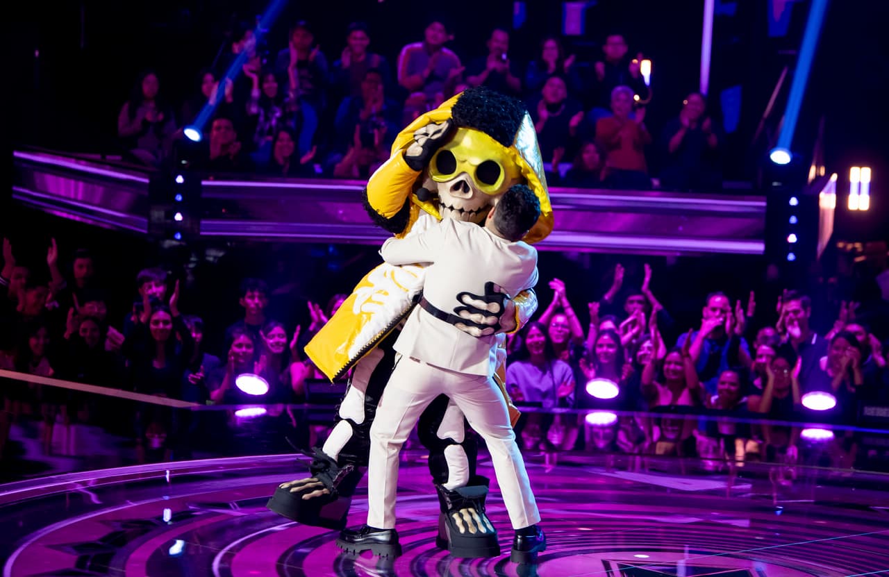 Huesos llegó para cerrar el cuádruple combate y no faltaron las bromas entre él y Omar Chaparro.