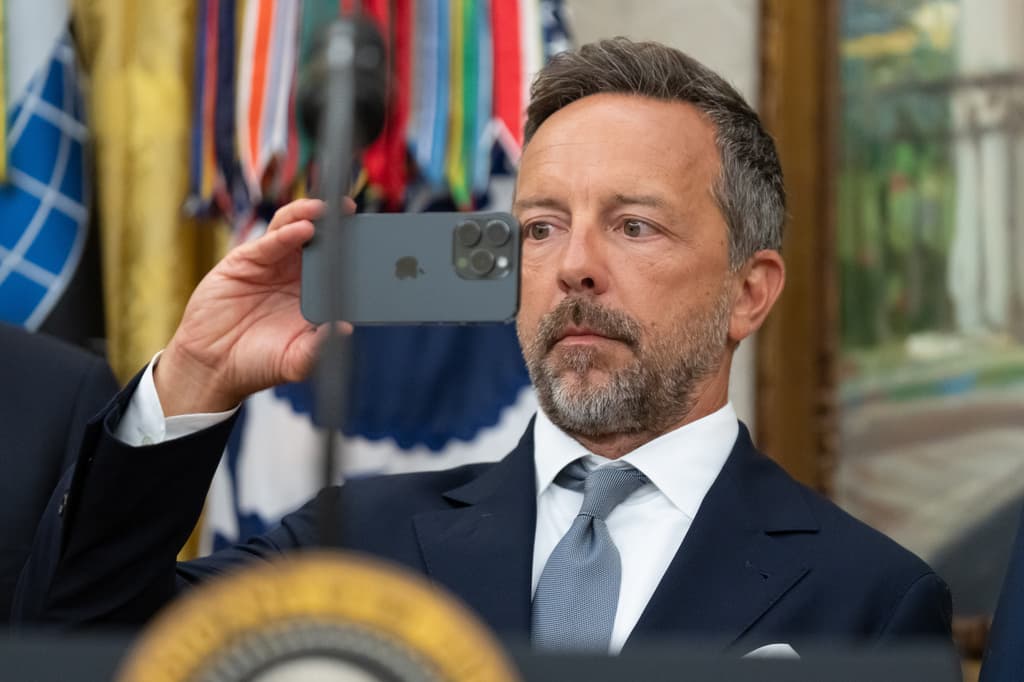 Como hubiera hecho cualquier otro, 
<b>Brad Gerstner, fundador y CEO de la firma de inversiones Altimeter</b>, tomó una foto del momento histórico que vivió el 6 de julio, en el despacho oval del presidente de Estados Unidos.
<br>
<br>El inversionista se comprometió a aportar $250 adicionales a cada niño menor de 5 años que tenga la 'Trump Account', 
<b>solo en su estado natal, que es Indiana</b>.