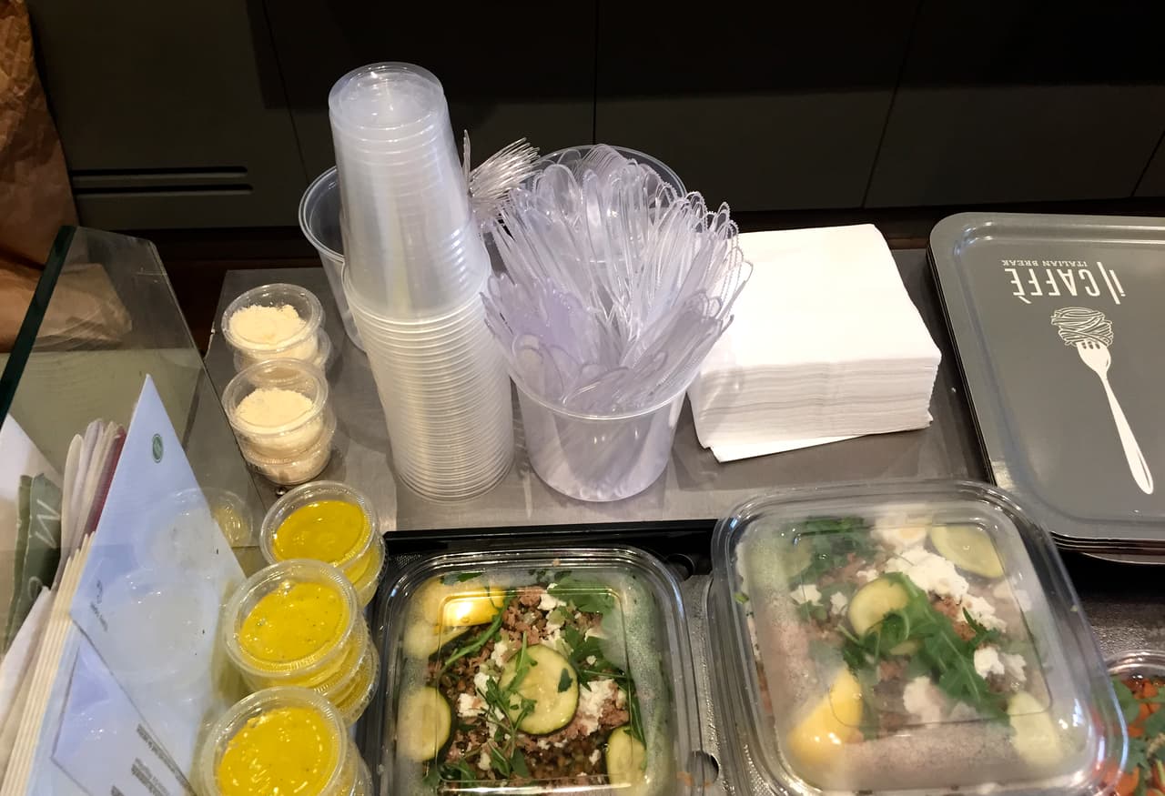 <b>Evita los desechables.</b>Además de los regalos, algo que puede llegar a generar una gran cantidad de basura es la cena navideña, pues en muchas ocasiones se opta por utilizar platos, vasos y cubiertos desechables. Quizás sea una labor tediosa tener que lavar todo después de cenar, pero si se dividen el trabajo entre todos será más rápido hacerlo y así estarán ayudando a cuidar el ambiente al usar la vajilla y cubiertos que se pueden lavar, y si optas por servilletas de tela será mucho mejor.
<br>