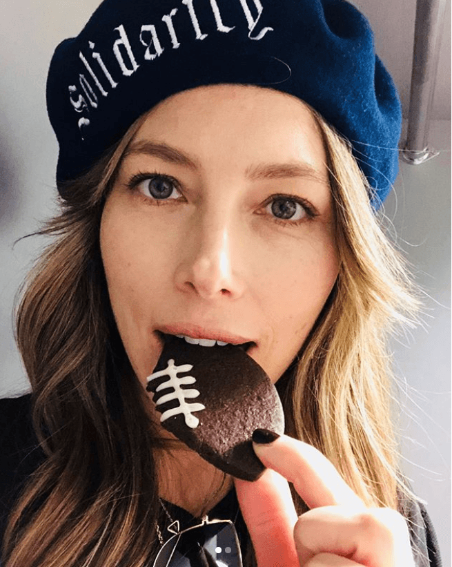 Por su parte, la esposa del cantante, la actriz Jessica Biel, se contagió en sus redes de la emoción del Super Bowl y mostró apoyo a Justin con esta galleta en forma de balón.
