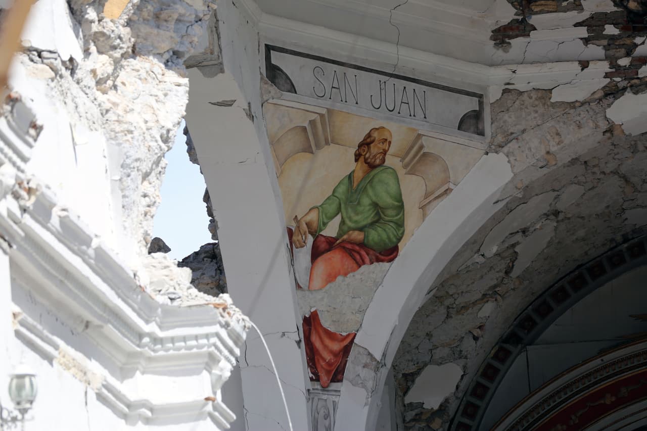 Mientras que del lado izquierdo, sigue intacta la imagen de San Juan.
