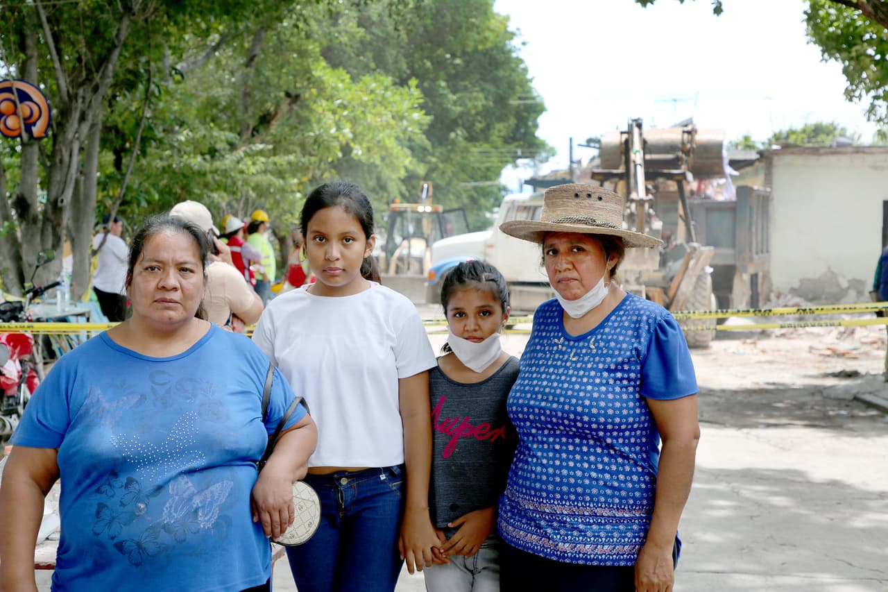 Mercedes y Sandra Campos Hernández son hermanas y viven junto a toda su familia en las mismas cuadras de la colonia Zapata de Jojutla. Mercedes vivía en la antigua casa de sus padres, que tenía la planta baja hecha de adobe y encima, dos pisos de concreto. Los vecinos tuvieron que hacer un hoyo en la puerta para sacarla de la casa a ella y a sus hijas: " Se me vino la casa de al lado y ya no tenía cómo salir ni para la cocina ni para la calle".