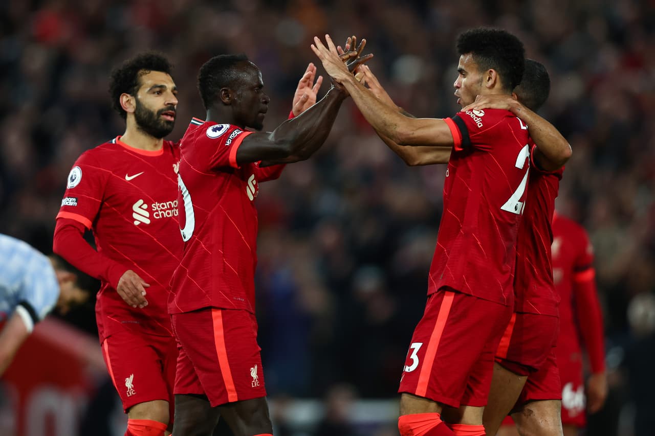 Con goles de Luis Díaz, Salah y Mané, el Liverpool sumó tres importantes puntos en su carrera con el Manchester City por hacerse con la Premier League en un mano a mano formidable.