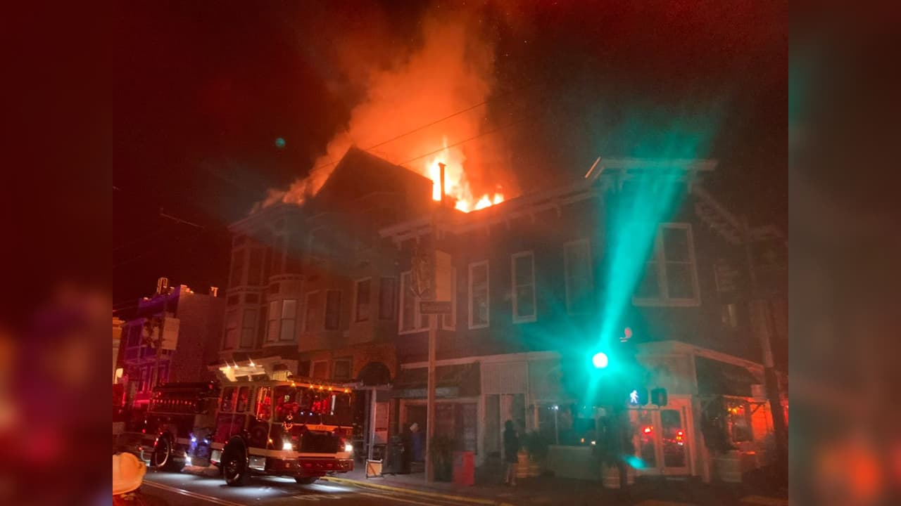 Desalojan a 25 personas tras incendio en San Francisco y llevan a bombero a emergencias
