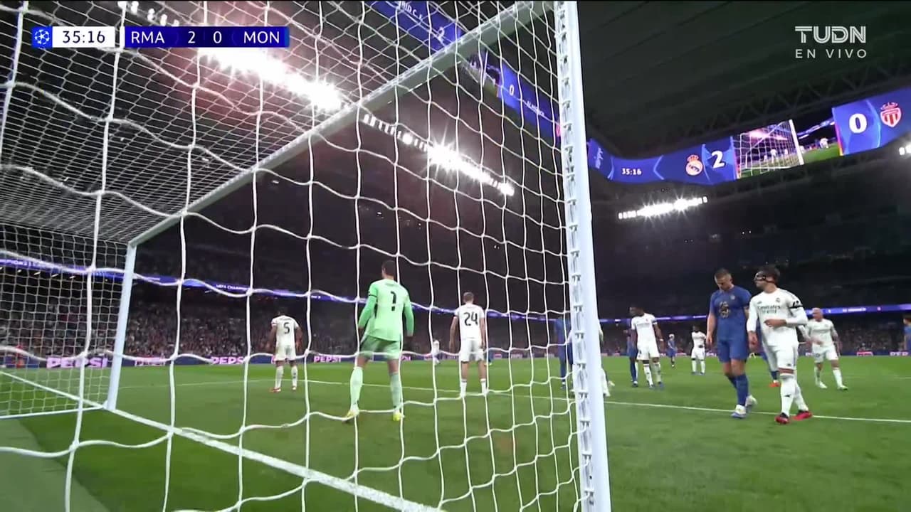 ¡TIRO ATAJADO! disparo por Maghnes Akliouche.