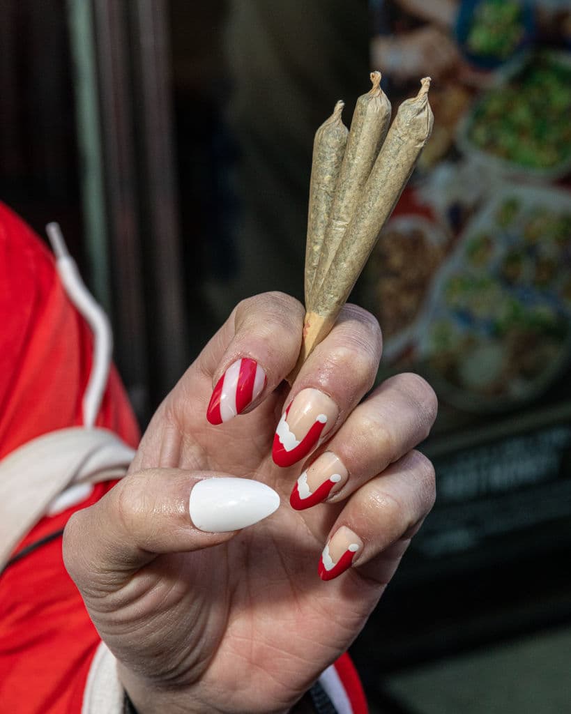 Otros decidieron llevar 
<b><a href="https://www.univision.com/local/nueva-york-wxtv/ny-lidera-el-consumo-mundial-de-marihuana" target="_blank">cigarrillos de marihuana para consumir</a></b> mientras intentaban participar del SantaCon en la ciudad de Nueva York.