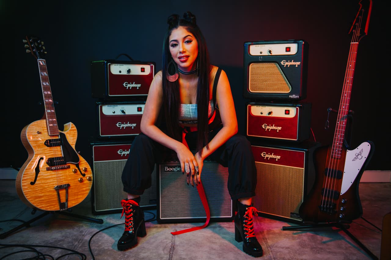 Navil se definió como
<a href="https://www.univision.com/shows/reina-de-la-cancion/navil-rox-la-cantante-irreverente-que-no-descansara-hasta-alcanzar-el-exito-video" target="_blank">una cantante irreverente que no descansaría hasta alcanzar el éxito</a>.