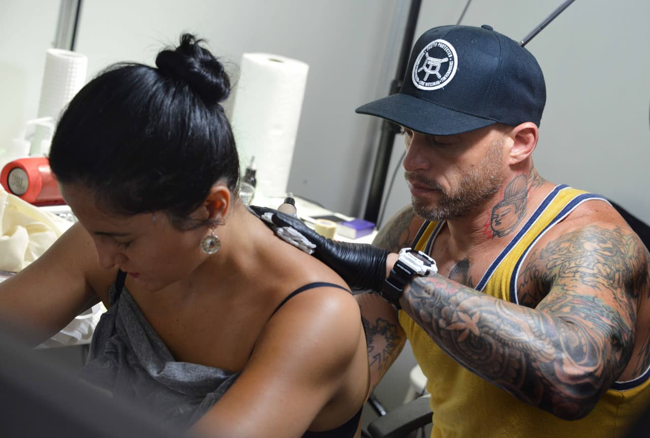 <b>No lo hagas tu mismo| </b>Hay un número creciente de kits de tatuajes "hágalo usted mismo" disponibles, y otros métodos caseros sugeridos en línea. Si intenta hacerse un tatuaje usted mismo, es mucho más probable que se contamine. Si va a agregar un accesorio permanente a su cuerpo, vale la pena el costo de pagarle a un profesional para que lo haga por usted.