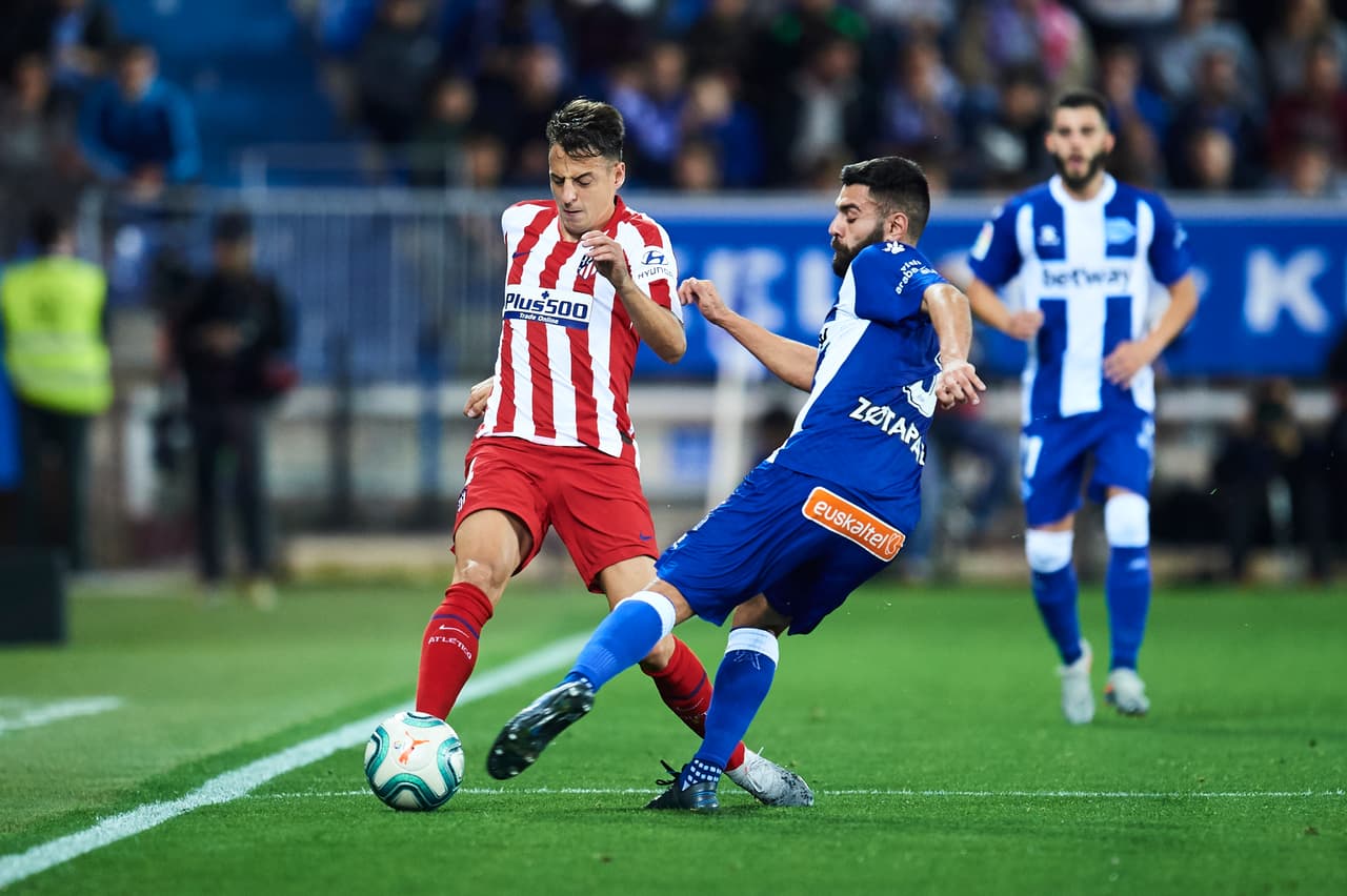 Santiago Arias del Club Atletico de Madrid compitiendo por el esférico con Ruben Duarte del Deportivo Alaves.