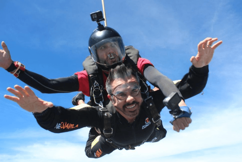 Para este desafío, el actor también conocido como ‘El Vítor’, se lanzó a 13 mil pies de altura en paracaídas.
<br>