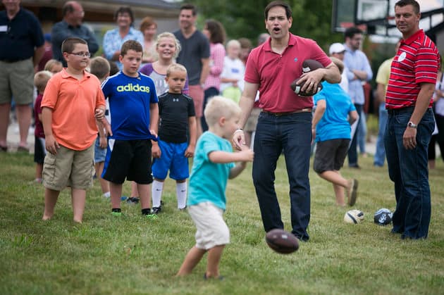 Marco Rubio durante picnic familiar en Iowa