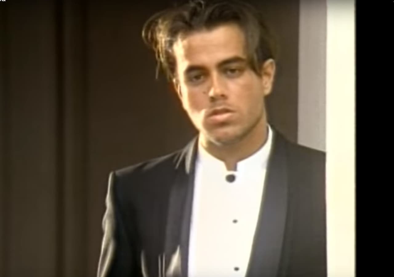 Y ellos tampoco se resistieron porque querían parecerse a Enrique, los jóvenes de ese momento usaban esos sweaters con mangas súper largas y cabello con peinado partido a la mitad.