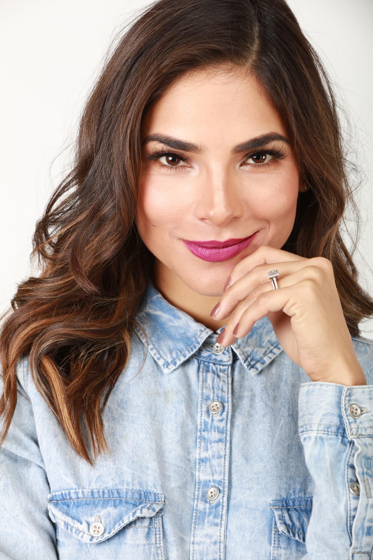 "El modelaje es casi como la actuación", asegura Alejandra sobre cómo se debe posar para lograr una foto espectacular. Mira 
<b><a href="http://www.univision.com/shows/la-reina-de-la-cancion/capitulo-4-alejandra-la-de-tijuana-en-la-alejandra-te-dice-como-lucir-como-una-estrella-video" target="_blank">el video</a></b> de cómo se realizó su sesión fotográfica para conquistar al mercado norteamericano.