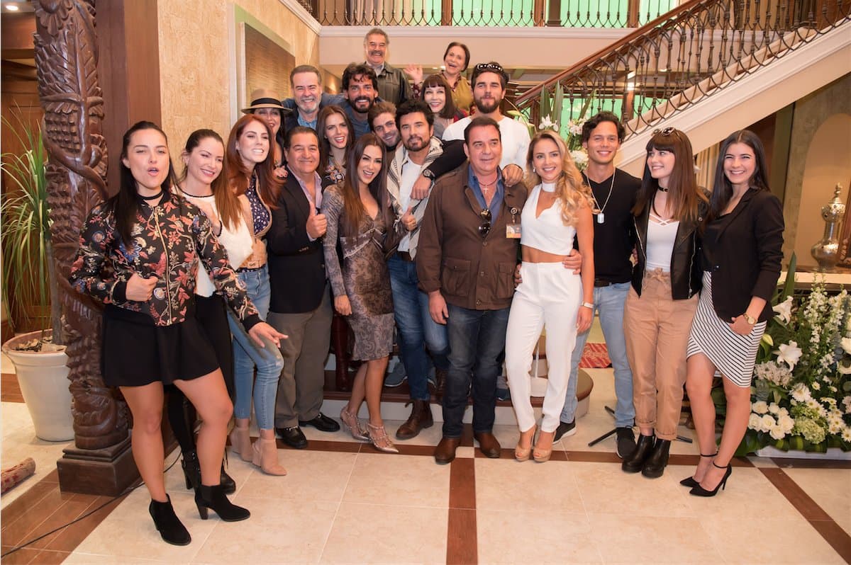 La producción de 
<i>En tierras salvajes</i> se reunió en el foro 10 de Televisa San Ángel para celebrar una misa de inicio de grabaciones.