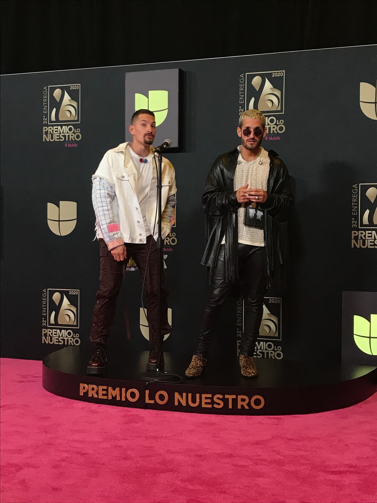 Mau y Ricky contaron que detrás del escenario
<b>estaban hablando con Thalía de comida</b>. Supuestamente ella les dijo que este viernes comería donas.