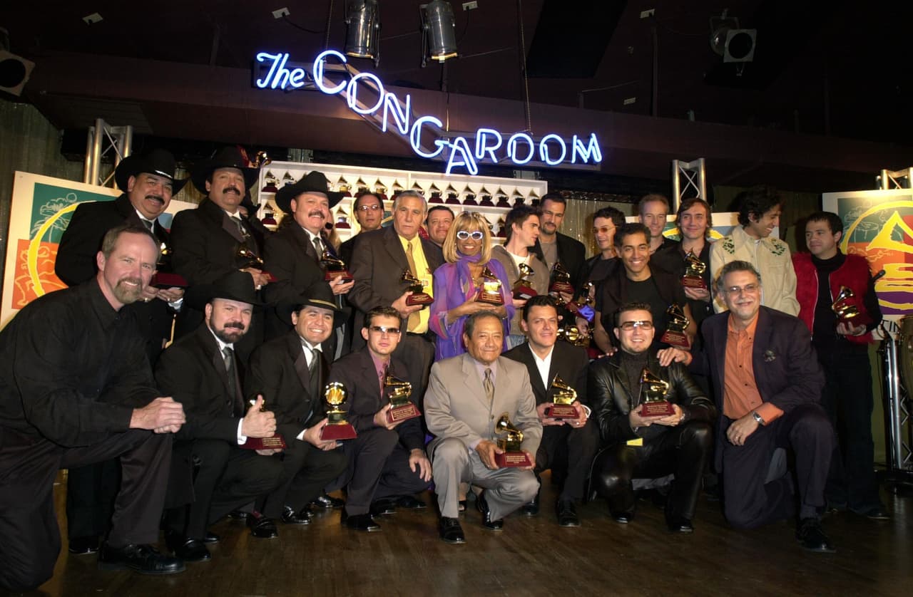 Debido a que la ceremonia de Latin GRAMMY se realizaría el 11 de septiembre de 2001, fecha en que sucedieron los ataques terroristas a las Torres Gemelas, la entrega de las estatuillas tuvo lugar un mes después durante una sencilla conferencia de prensa. Ahí se dieron cita artistas como Armando Manzanero, Celia Cruz, Pedro Fernández, Juanes, Alejandro Sanz, entre otros.