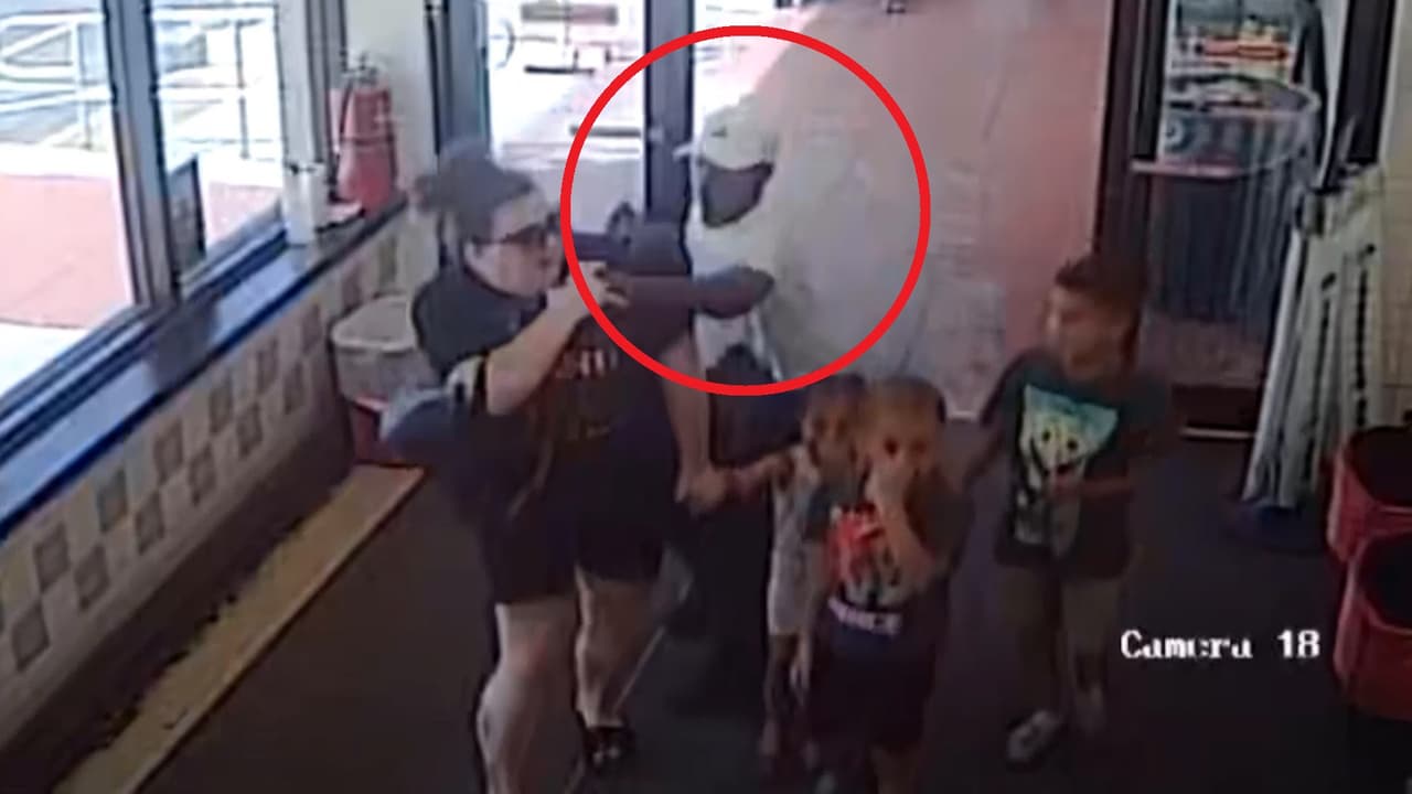 Detectives del sheriff de Broward buscan a este hombre, sospechoso de robarle la cadena a una mujer.