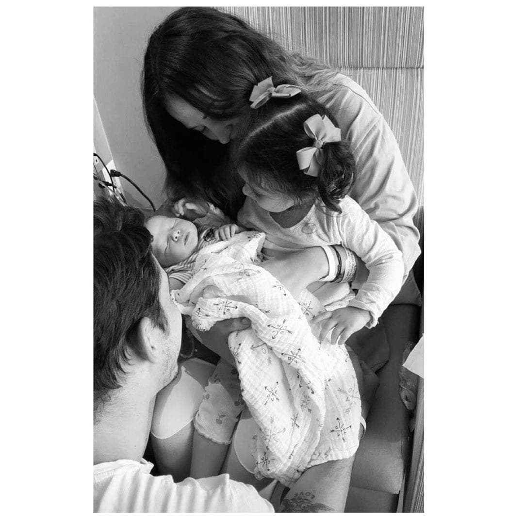 Alberto se convirtió en papá por segunda ocasión con el nacimiento de su hija Lúa en enero de 2017. Mientras que el tercer hijo del actor llegó a la familia Guerra Vega el 20 de mayo pasado.