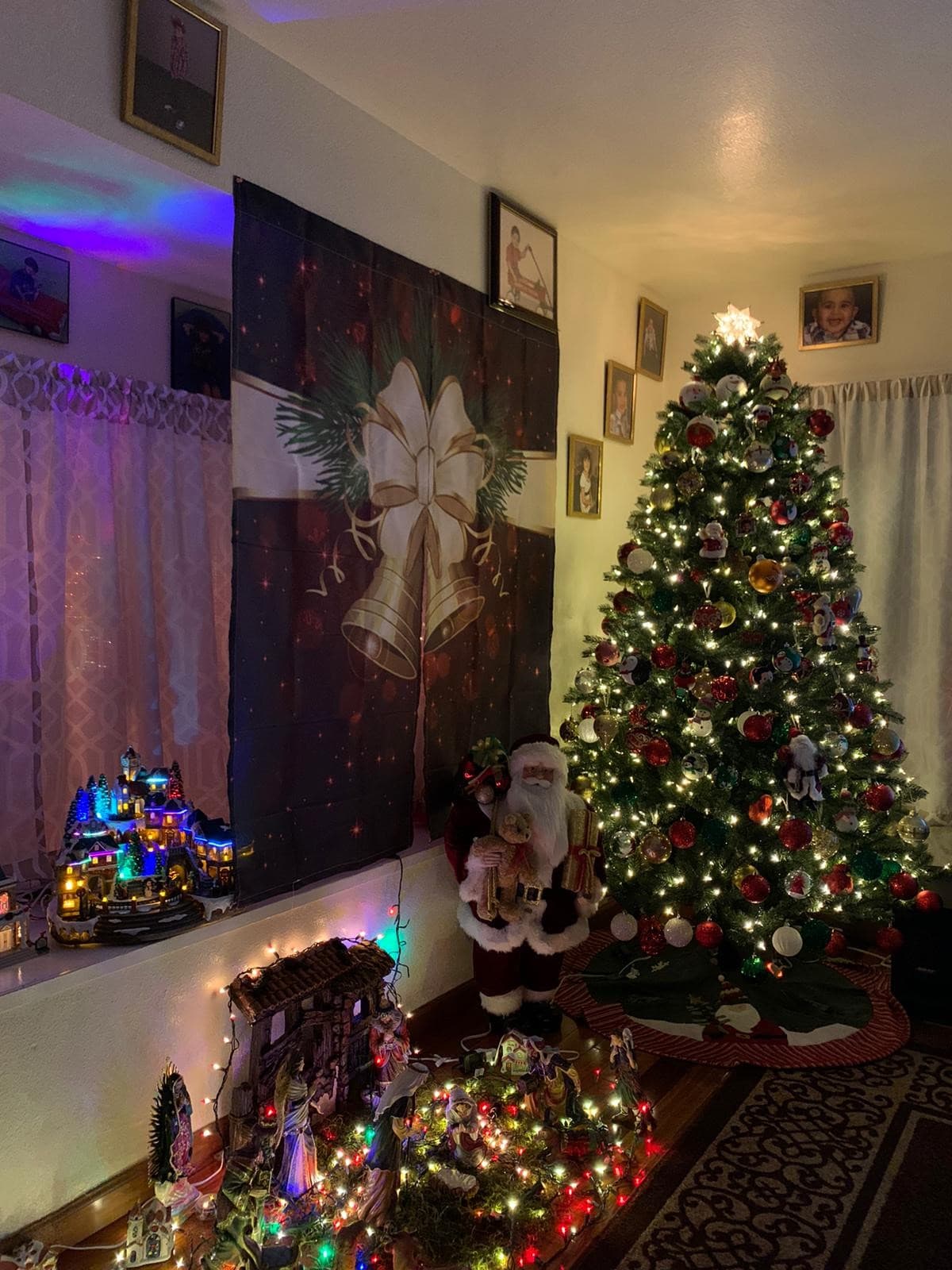 La familia Sarria, de San Francisco, nos mandó esta fotografía de su arbolito de Navidad al lado de su pesebre con muchas luces coloridas que lo hacen brillar. También se puede ver una figura de Santa Clós al lado del árbol con su larga barba blanca.