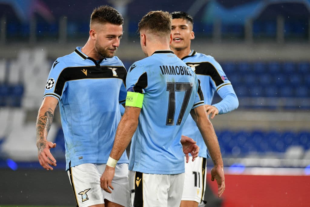 Correo (12’) adelantó al conjunto italiano. Vormer (15’) lo igualó, pero Immobile (27’) regresó la ventaja a los locales. Sobol (39’) dejaba al cuadro belga con 10 hombres; Vanaken (76’) regresó la paridad al marcador. Lazio clasifica a la siguiente ronda como segundo del Grupo F con 10 puntos.