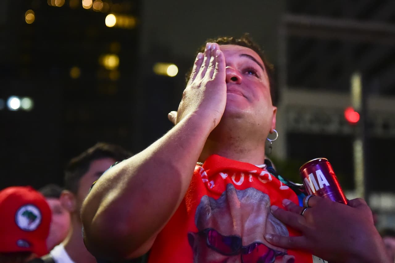 <b>Con el 48% de los votos</b>, Lula no quedó muy lejos del umbral del 50% que la ley electoral brasileña exige superar para evitar al segunda vuelta. El expresidente, de 76 años, tenía la esperanza de evitar el balotaje y había previsto celebrar su victoria en primera vuelta por todo lo alto en Sao Paulo. Pero ahora tendrá que pelear por cada voto. 
<b>"La lucha continúa hasta la victoria final"</b>, dijo en el hotel donde aguardó los resultados. "Es solo una prórroga", añadió. "Tendremos que viajar más (para) convencer a la sociedad brasileña de nuestras propuestas", agregó, visiblemente fatigado.