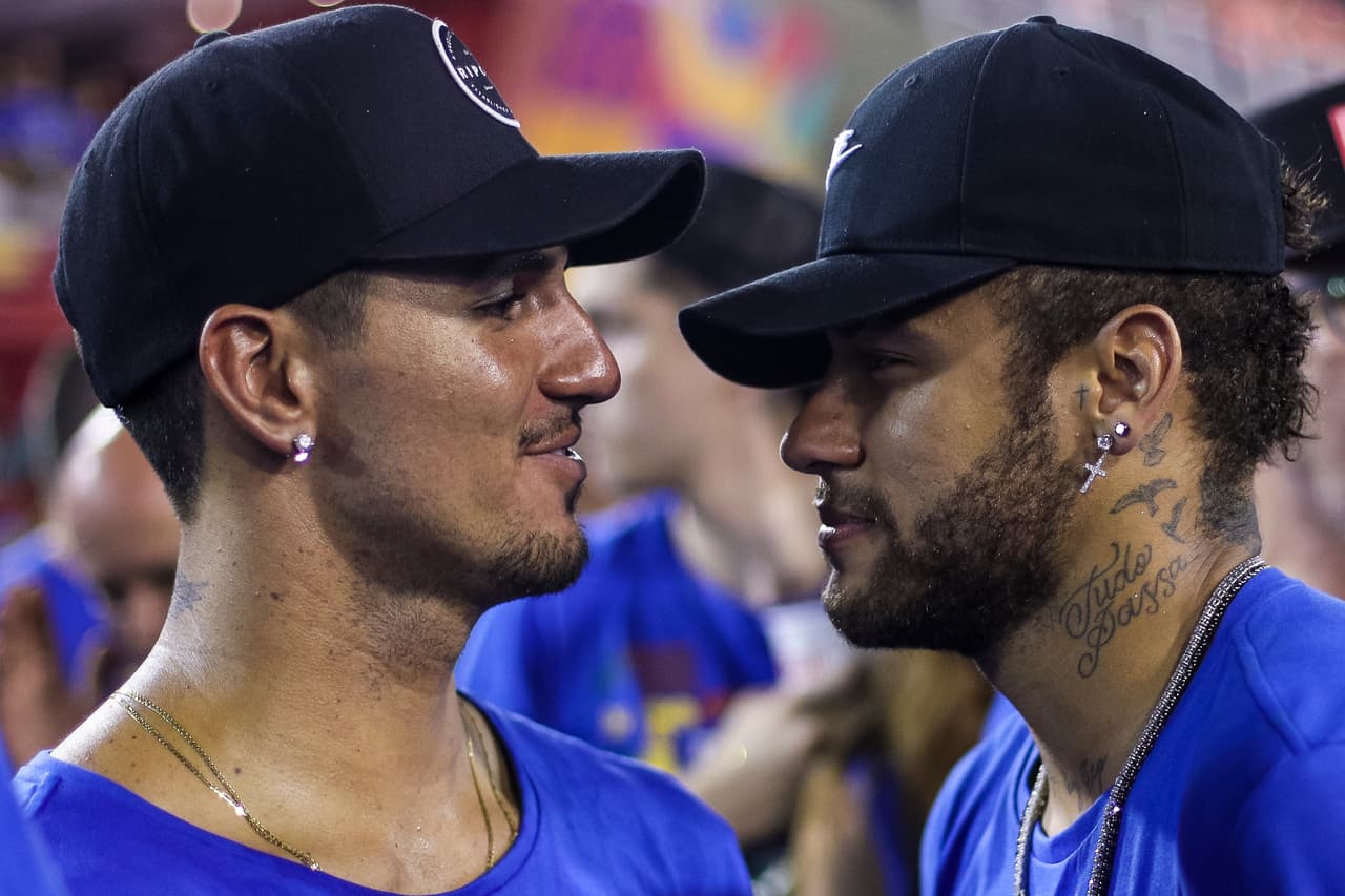 Neymar está en Brasil por la recuperación de su lesión pero ha sido noticia porque en el Carnaval de Bahía se le vio besándose con la cantante Rafaela Porto y ahora, en los últimos días, en el Carnaval de Río con Anitta. Todo mientras el PSG espera su mejoría.