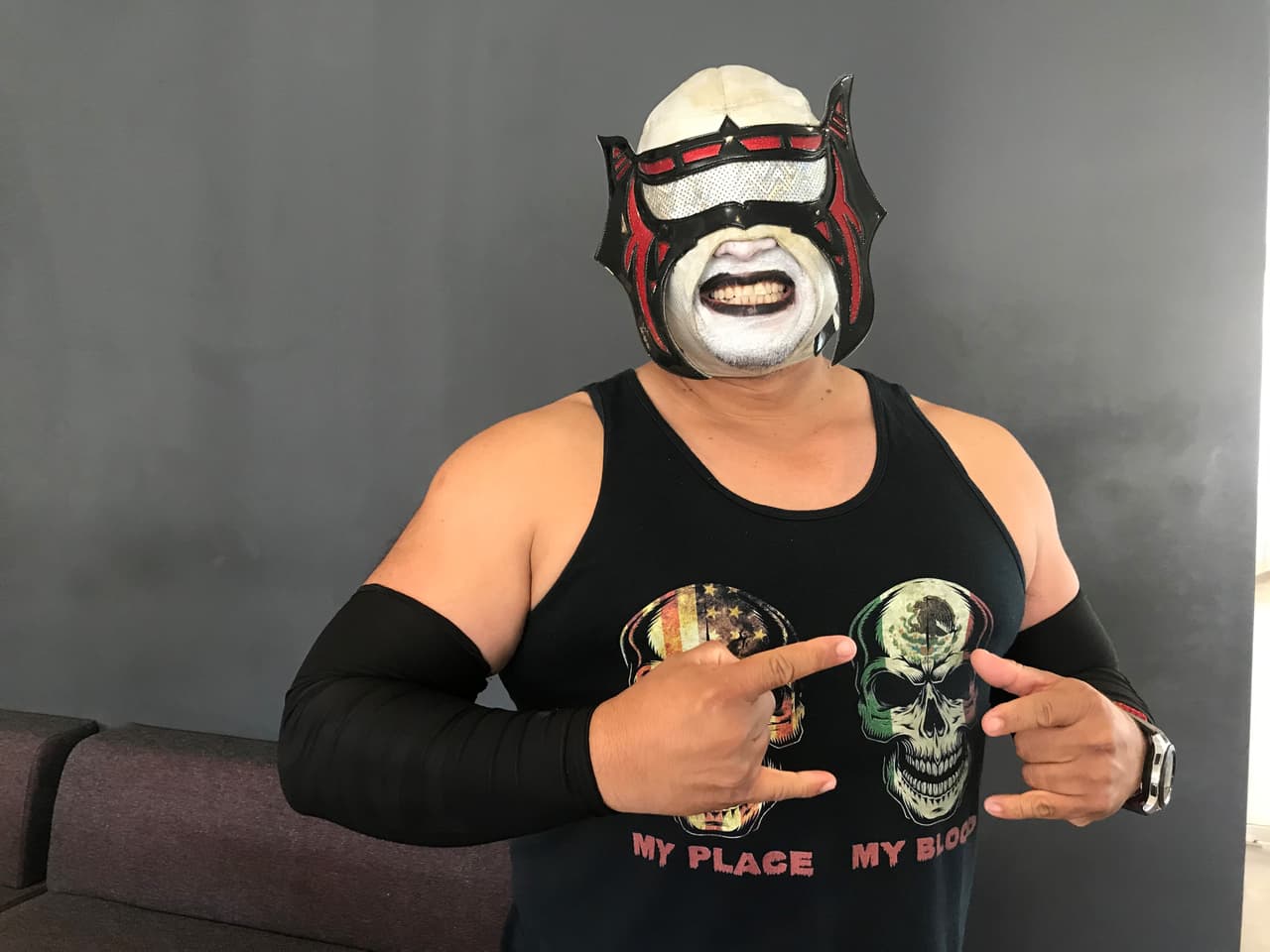 Abraham González, Productor de Servicios Creativos, se caracterizó de luchador como un verdadero aficionado a la lucha libre mexicana.
