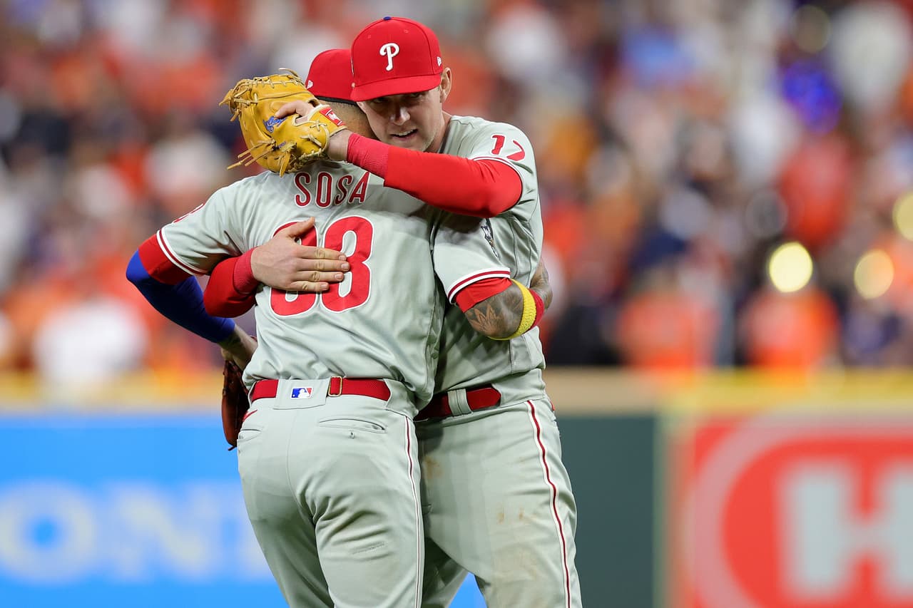 <b>Edmundo Sosa</b> #33 y
<b>Rhys Hoskins</b> #17 celebran después de vencer a los Astros de Houston 6-5 en la décima entrada del Juego Uno de la Serie Mundial 2022.