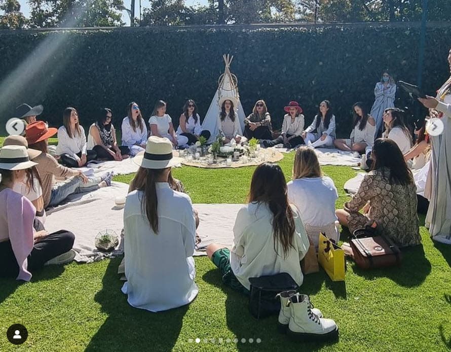 "Fue 
<b>mágica la ceremonia</b>", escribió en Instagram en referencia al ritual que se llevó a cabo entre las invitadas. 
<br>