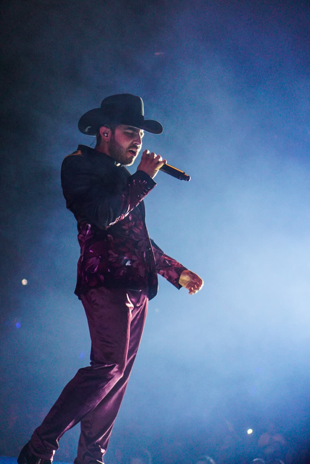 <b>Joss Favela</b> fue el primer artista en subirse al escenario.