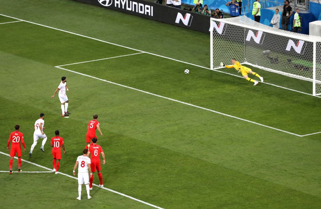 Y no defraudó. Sassi pateó raso, colocado al poste izquierdo y con efecto, imposible de alcanzar para el guardameta Jordan Pickford y el juego se empataba.