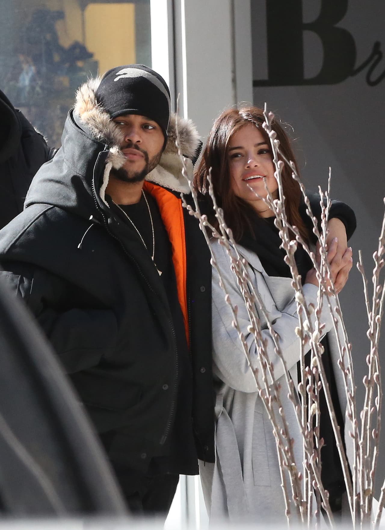 Selena Gomez y The Weeknd no ocultaron su amor mientras paseaban tomados de la mano en un romántico día de shopping en Toronto, Canadá.