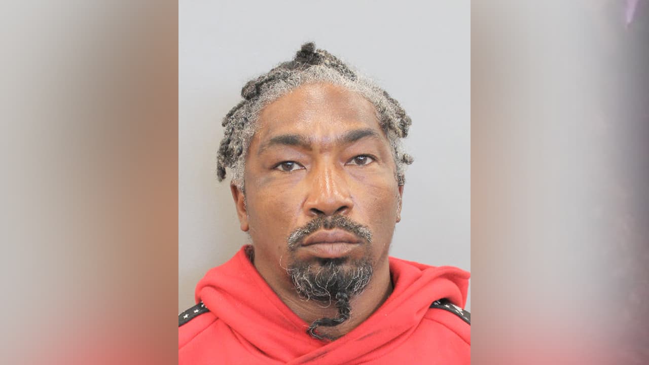 El sospechoso fue identificado como Brian Tatum, de 45 años, e intentaba huir de las autoridades.