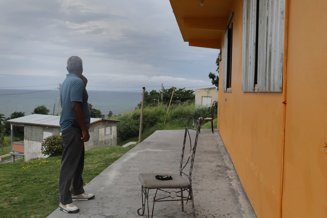 El puertorriqueño Zollo Azea coloca protecciones sobre las ventanas de su casa mientras se prepara para la llegada de la tormenta Dorian aen Yabucoa, Puerto Rico.