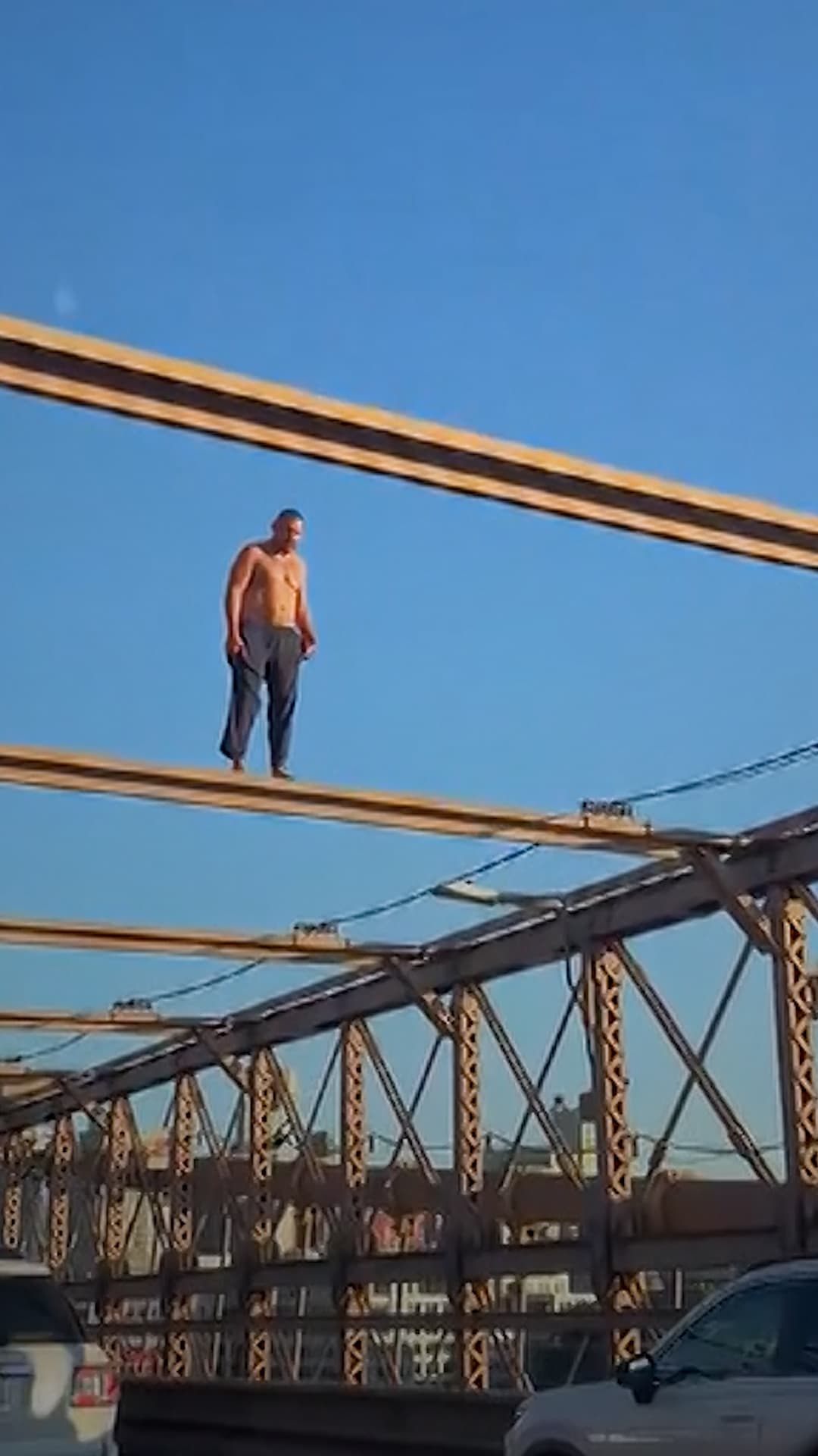 Salvan a un hombre que escaló el puente de Brooklyn