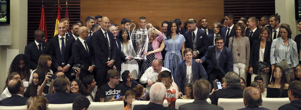 Con chocolates en mano, entregados por Manuela Carmena, el equipo posó con ella, la Copa de Europa y niños aficionados al Real Madrid. El último paso antes de llever La Orejona ante la diosa Cibeles.