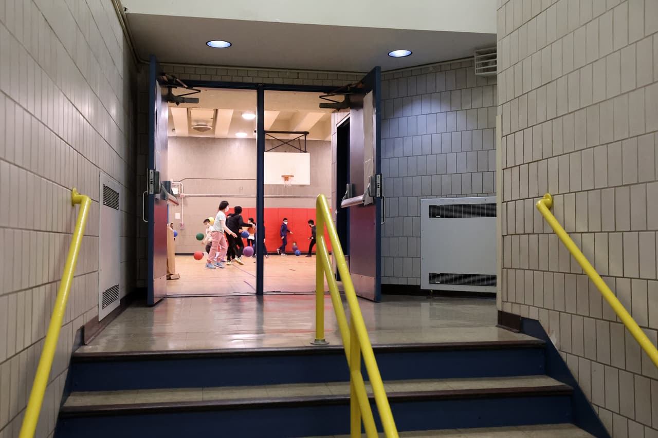 Aún para realizar actividades físicas, los estudiantes deben usar el cubrebocas dentro de la escuela.