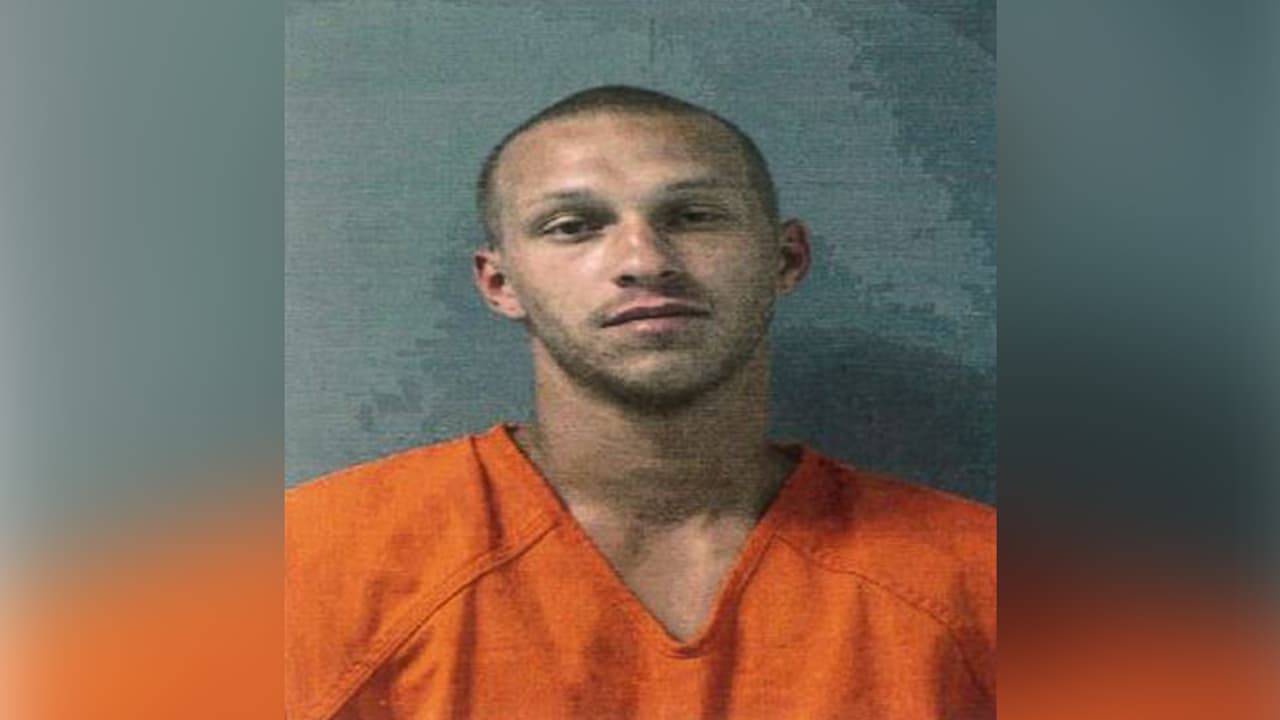 David Wynn Roberts-Weiss, portaba un arma de fuego de forma ilegal.