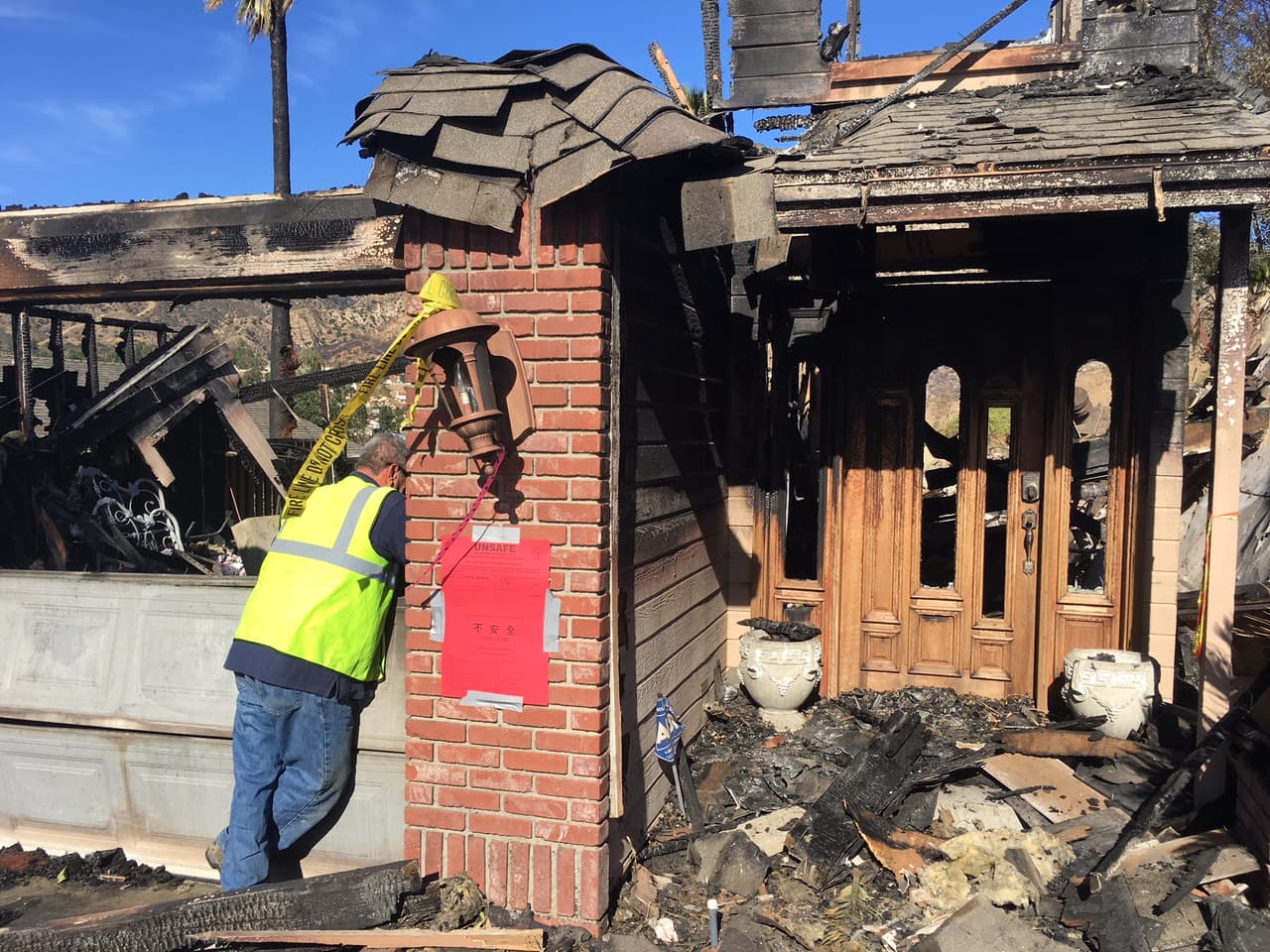 La mayoría, de los hogares que se queman durante los incendios no son tomados por una pared de fuego, sino que se queman desde adentro hacia afuera, comenzados por brasas que buscan su camino hacia un ático.