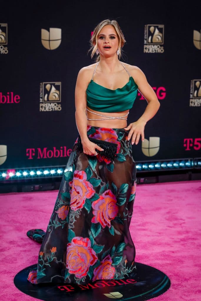 Su set de dos piezas fija la atención en la parte superior, pero también logra darle una apariencia voluminosa al pecho sin ser exagerada.