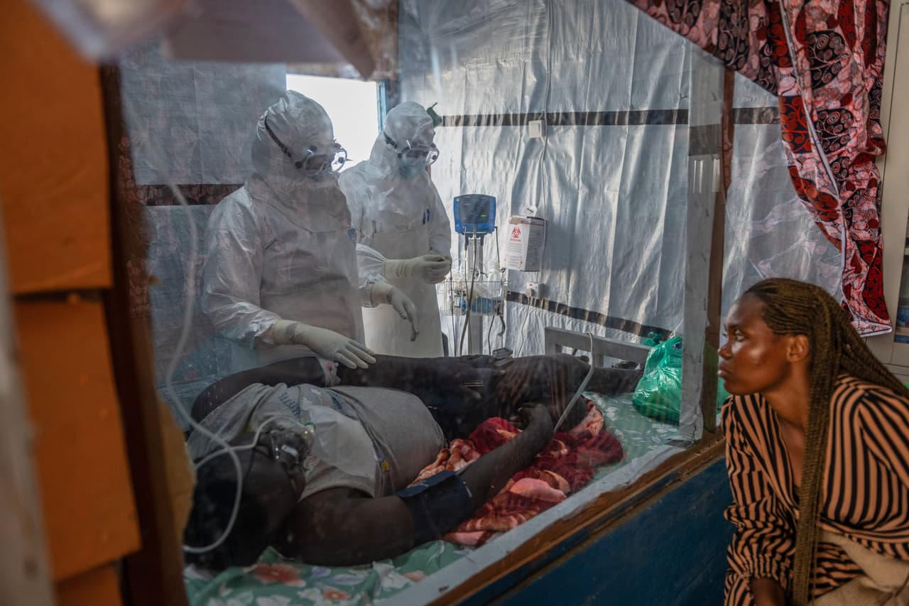 La República Democrática del Congo está haciendo frente al peor brote de ébola de su historia, que deja 2,325 muertes confirmadas y 4.945 contagios, por encima del episodio de 2018-2020.
<br>
<br>Los centros sanitarios están colapsados. En la imagen el personal sanitario del Centro de Tratamiento de Rwampara, en Ituri atiende a un paciente con ébola. (Foto AP/Moses Sawasawa)
