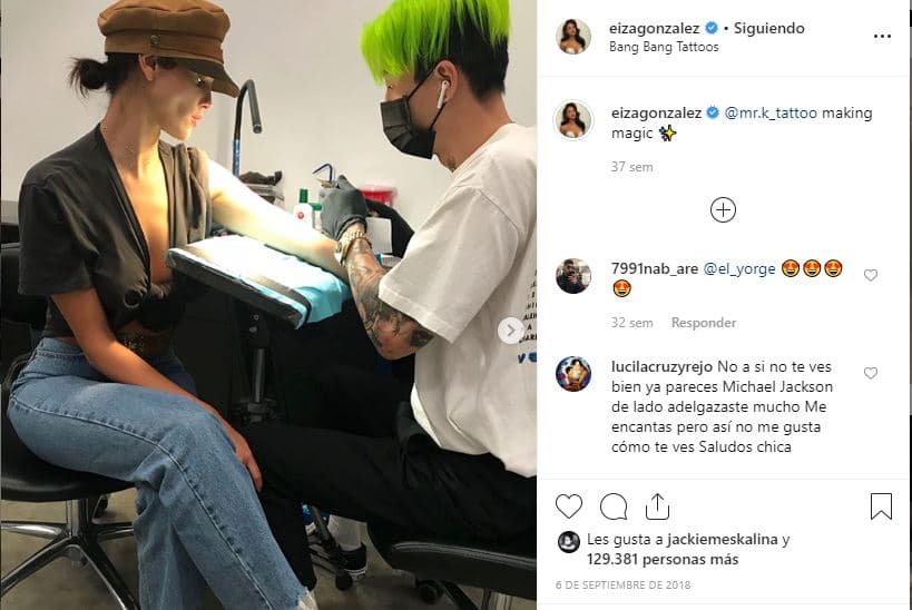 El artista que se encargó del tatuaje de Eiza fue Mr. K, quien ya la había 
<b><a href="https://www.univision.com/musica/radio-nacional/un-recorrido-por-los-tatuajes-de-eiza-gonzalez-fotos" target="_blank">tatuado hace unos meses</a></b>.