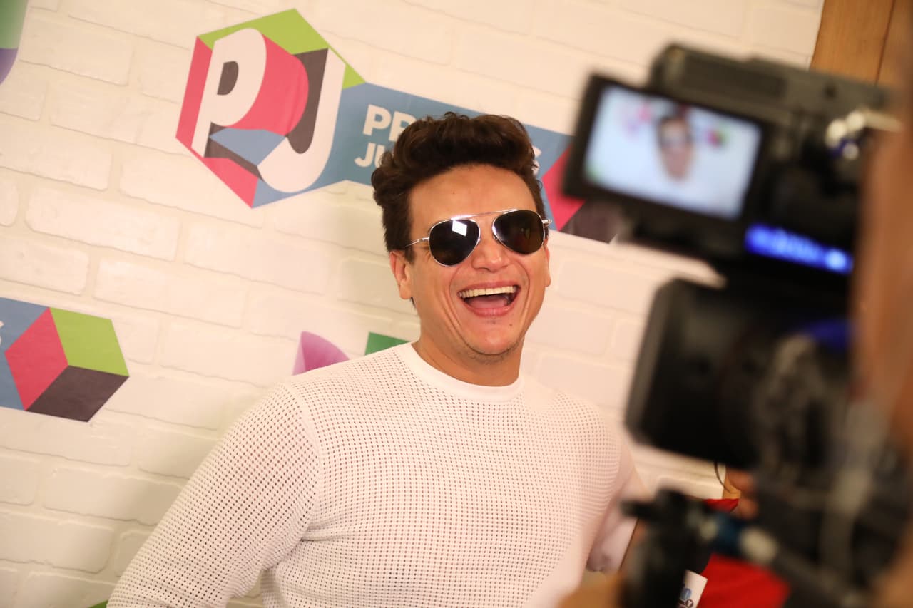 Tras su aparición en el escenario, Dangond se tomó la selfie y nos contó qué es lo que lo mueve en la vida para el proyecto 
<b><a href="http://www.univision.com/especiales/premios-juventud/50-famosos-se-tomaron-una-selfie-con-nosotros-mira-sus-causas-istandupfor">#IStandUpFor</a></b>