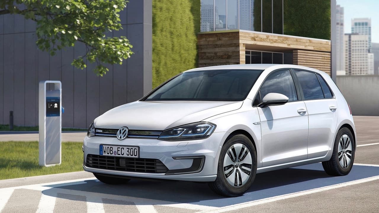<h3 class="cms-h3-H3">Volkswagen e-Golf</h3>
<br>La versión eléctrica del Volkswagen Golf es otro de los autos eléctricos que proporcionan una experiencia de manejo realmente stisfactoria. Lamentablemente su autonomía de 151 millas p or carga restringe su utilidad, algo que deberá ser corregido con la próxima generación ahora que Volkswagen está dando un impulso titánico a la electrificación de su línea.
<br>
<br>Precio inicial: 31,895 dólares
<br>
<b>Precio inicial manos el incentivo fiscal: 24,395 dólares </b>